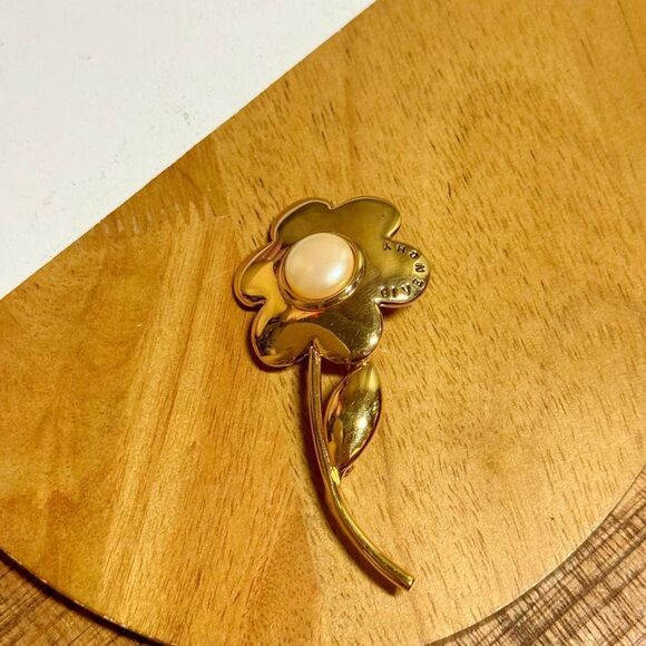 Vintage Givenchy Daisy Flower Pin Brooch Signed Gold  Faux pearl Cabochon 3 Inch - Picture 1 of 3